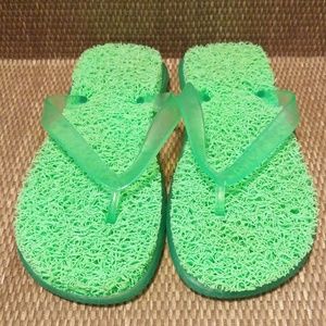 NWOT * LIME GREEN FLIP FLOPS